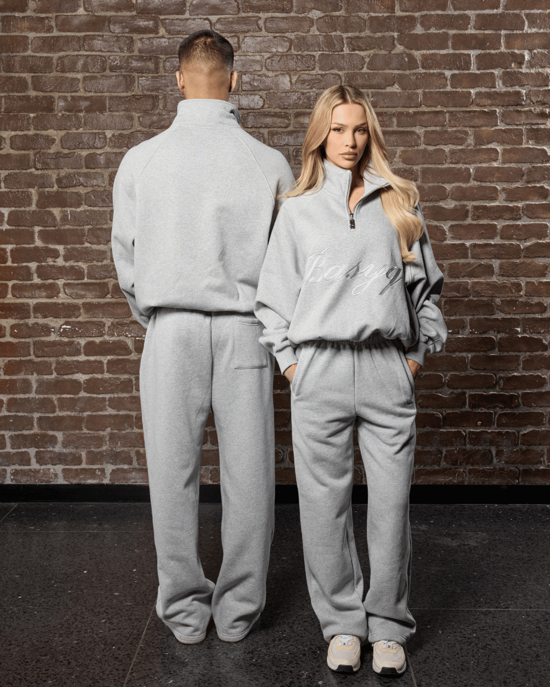 QUARTER ZIP - CURSIVE GREY