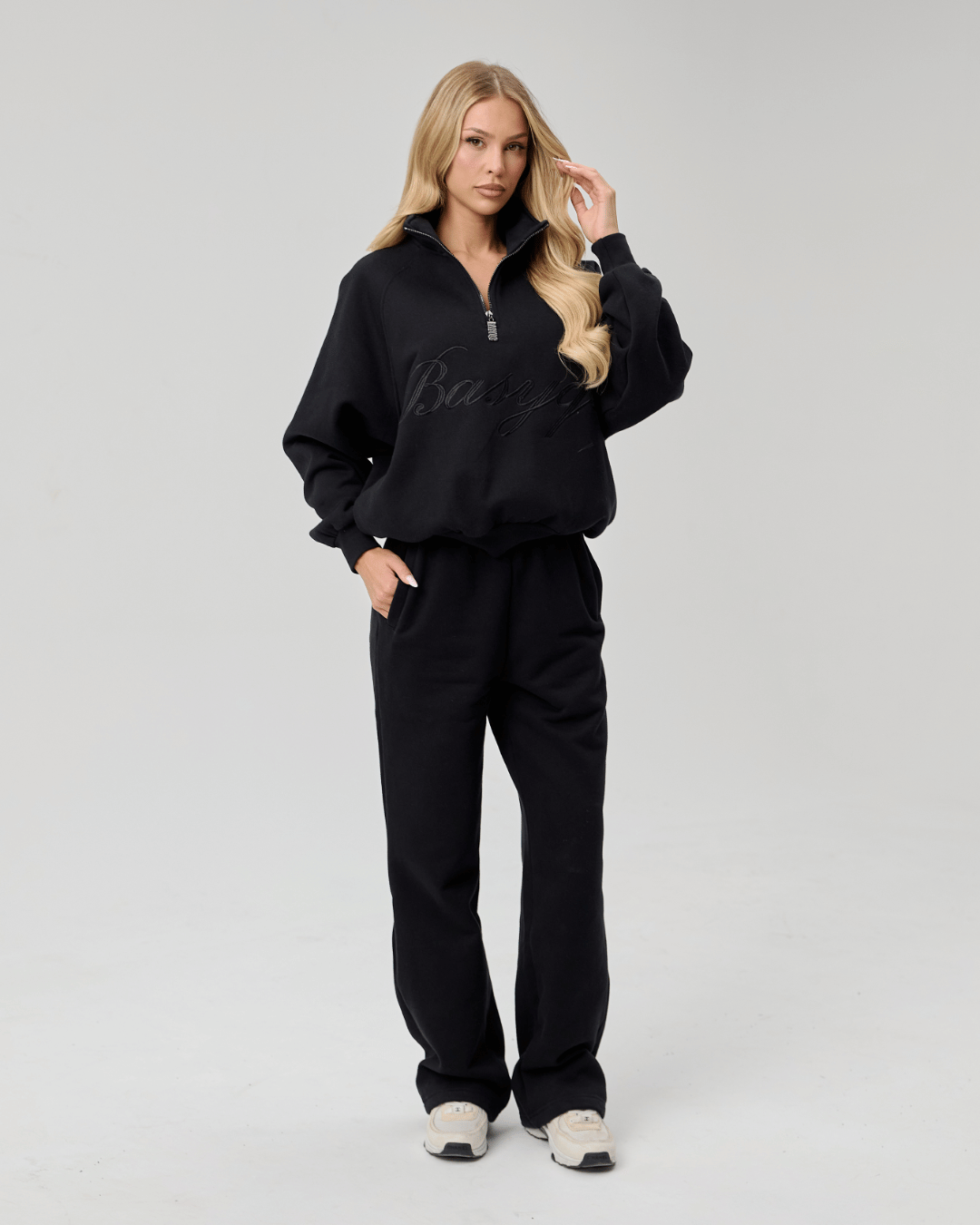 QUARTER ZIP - CURSIVE BLACK