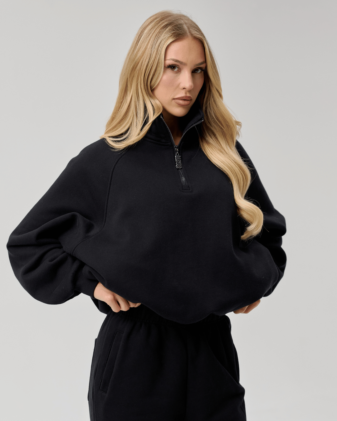 QUARTER ZIP - BLACK