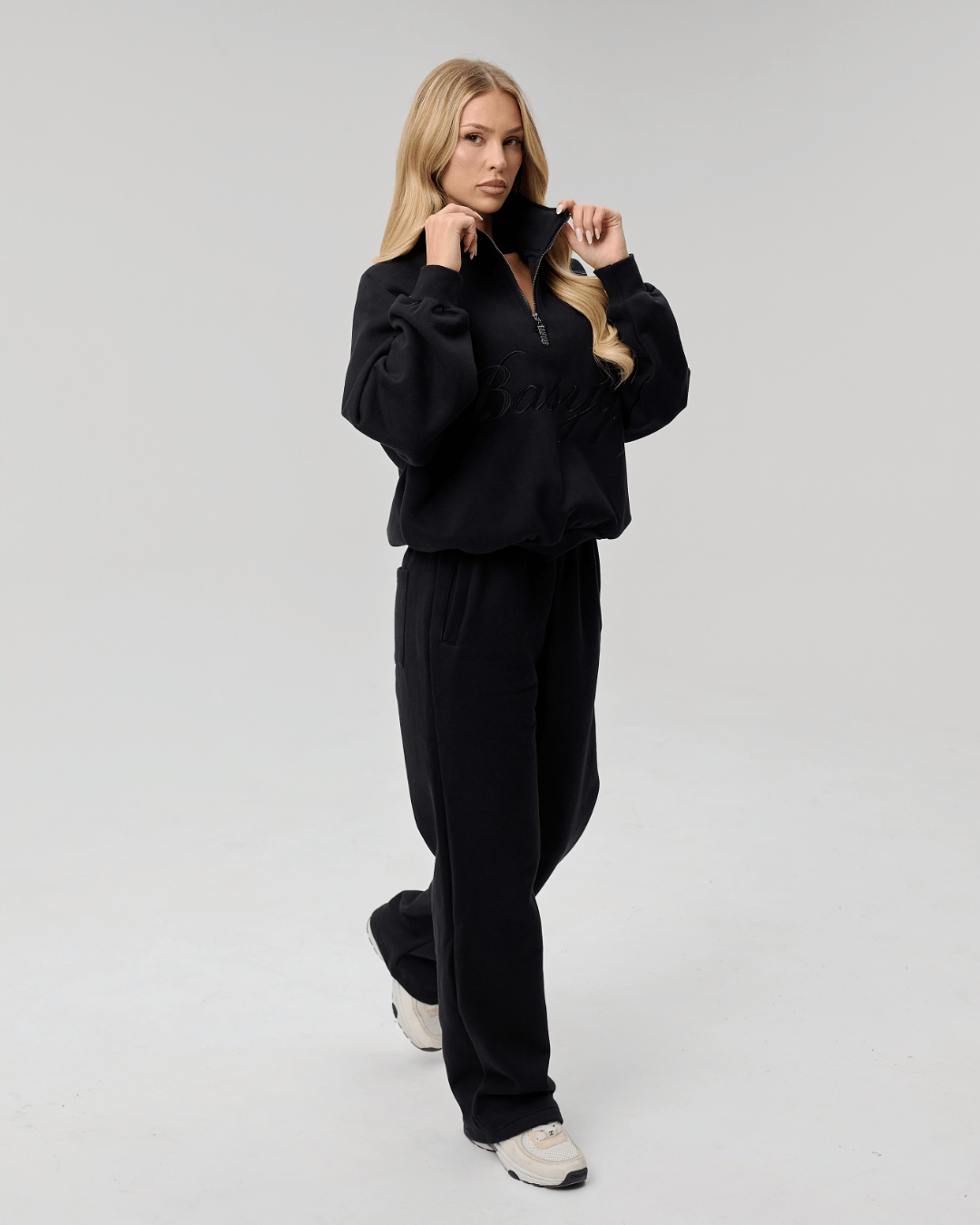 QUARTER ZIP - CURSIVE BLACK