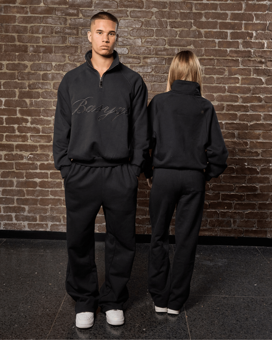 QUARTER ZIP - CURSIVE BLACK