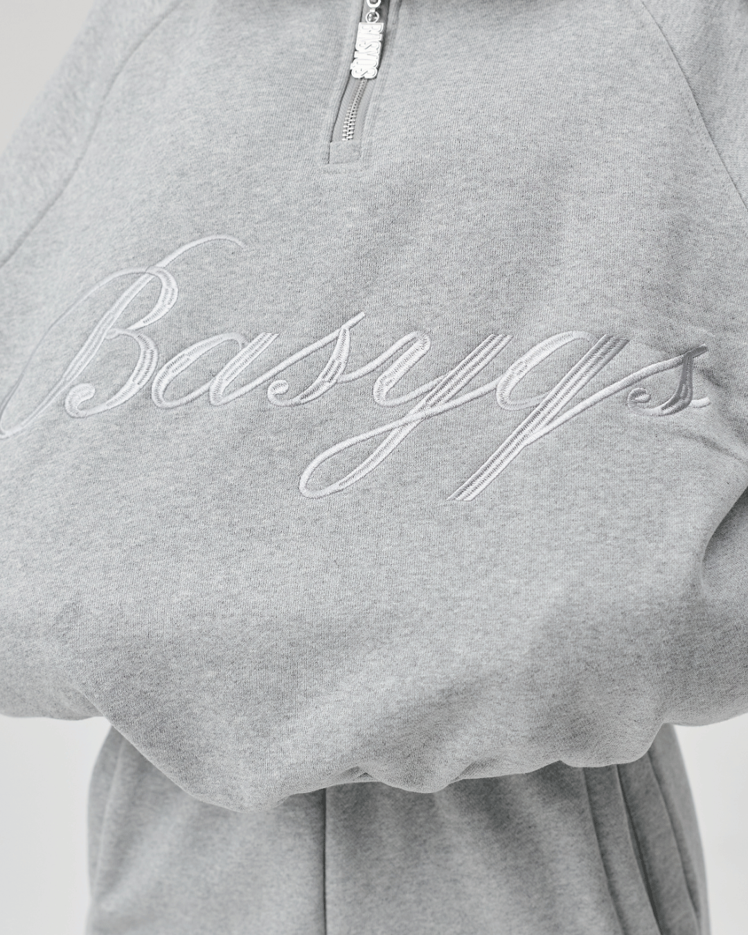 QUARTER ZIP - CURSIVE GREY
