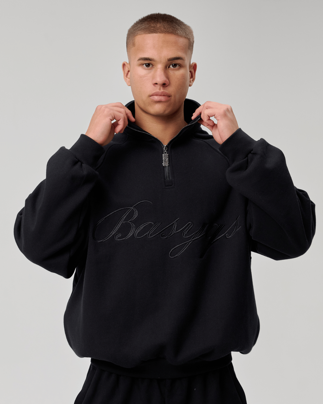 QUARTER ZIP - CURSIVE BLACK