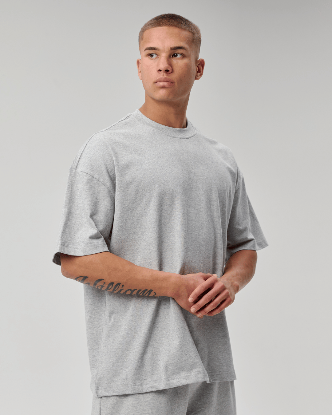 BASYQS SIGNATURE T-SHIRT - GREY