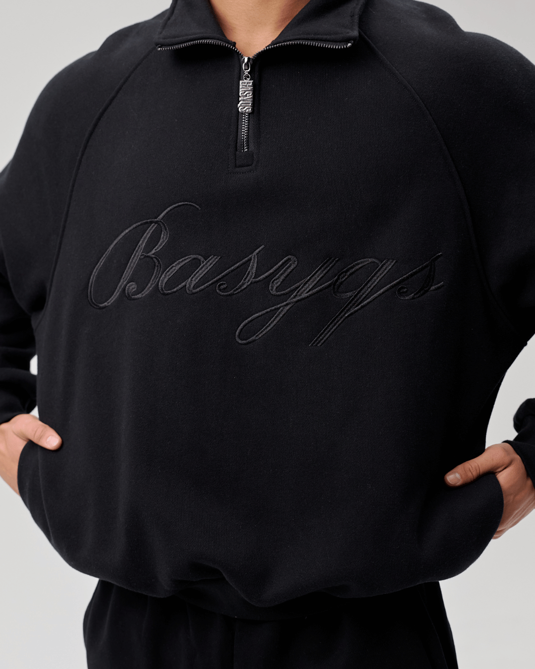QUARTER ZIP - CURSIVE BLACK