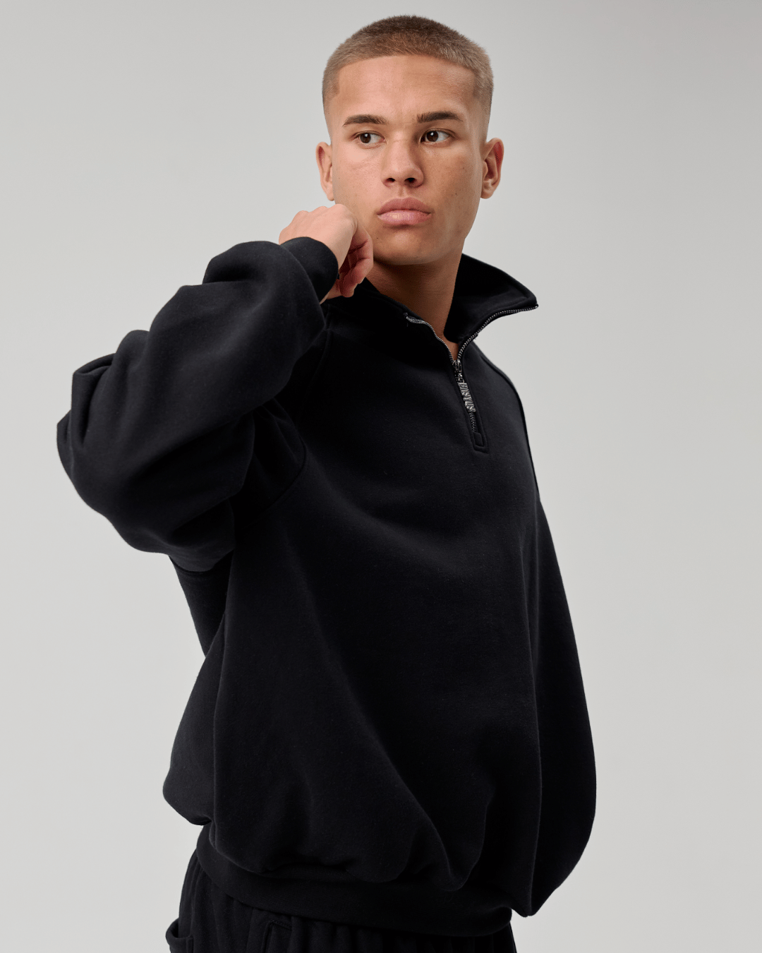 QUARTER ZIP - BLACK