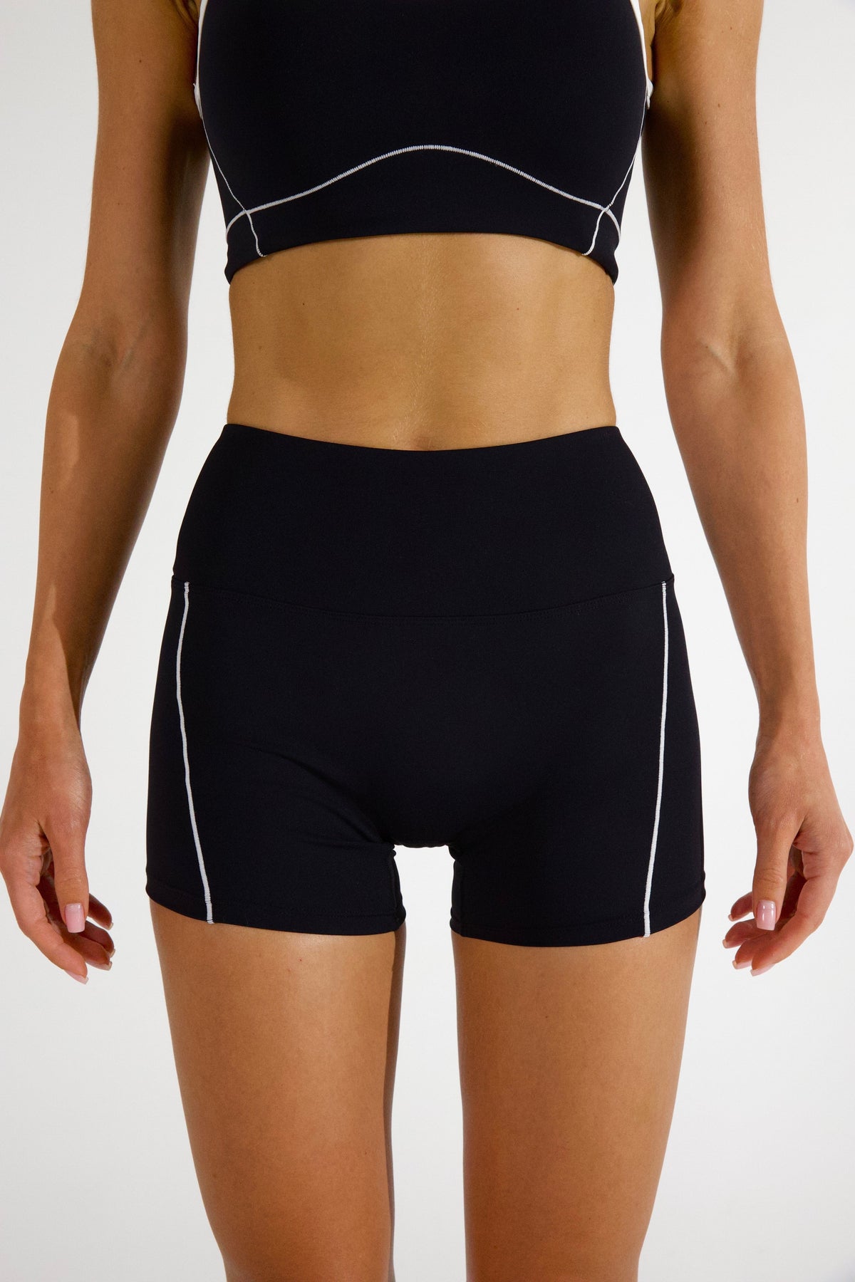 ELLIE SHORTS - CAVIAR/WHITE TRIM
