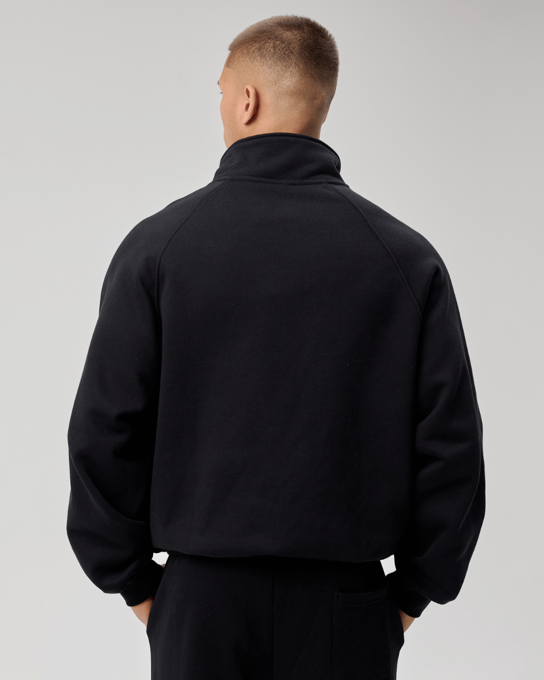QUARTER ZIP - BLACK