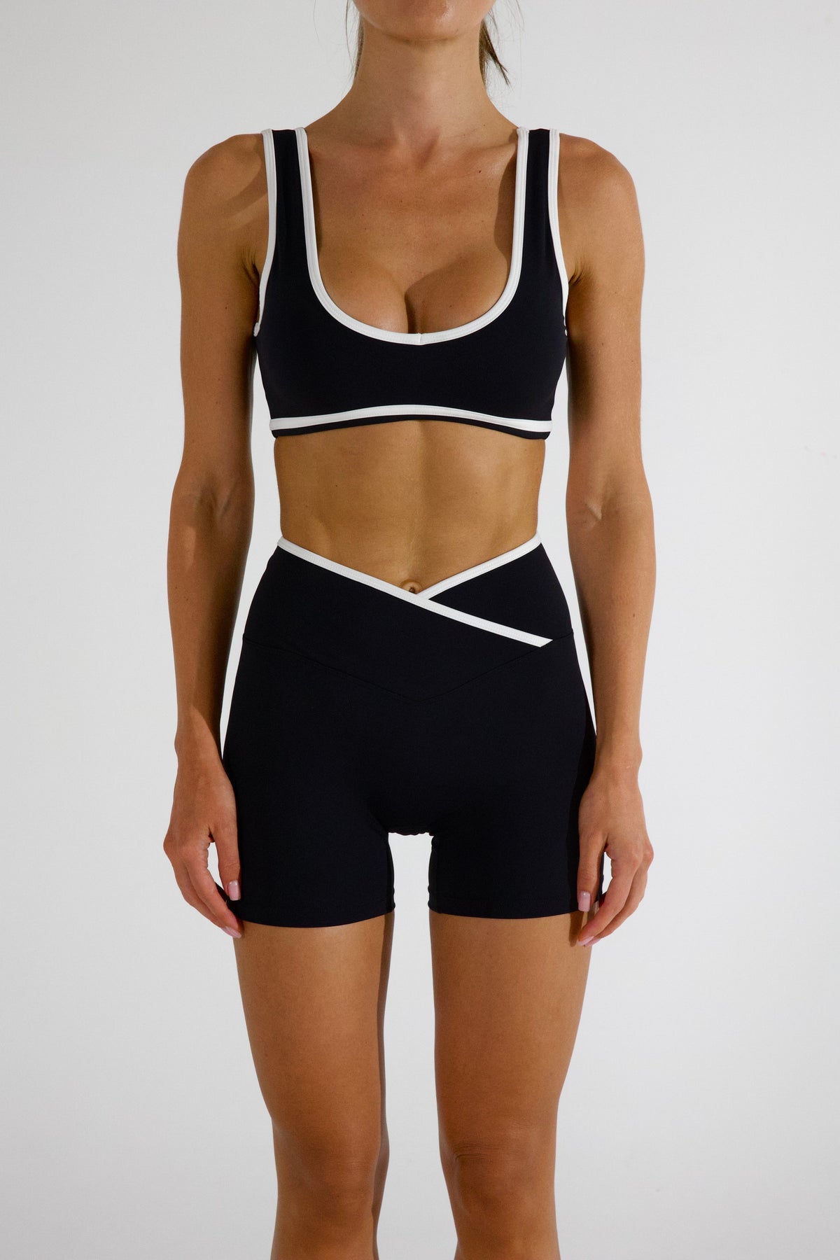VIVIAN SHORTS - CAVIAR/WHITE TRIM