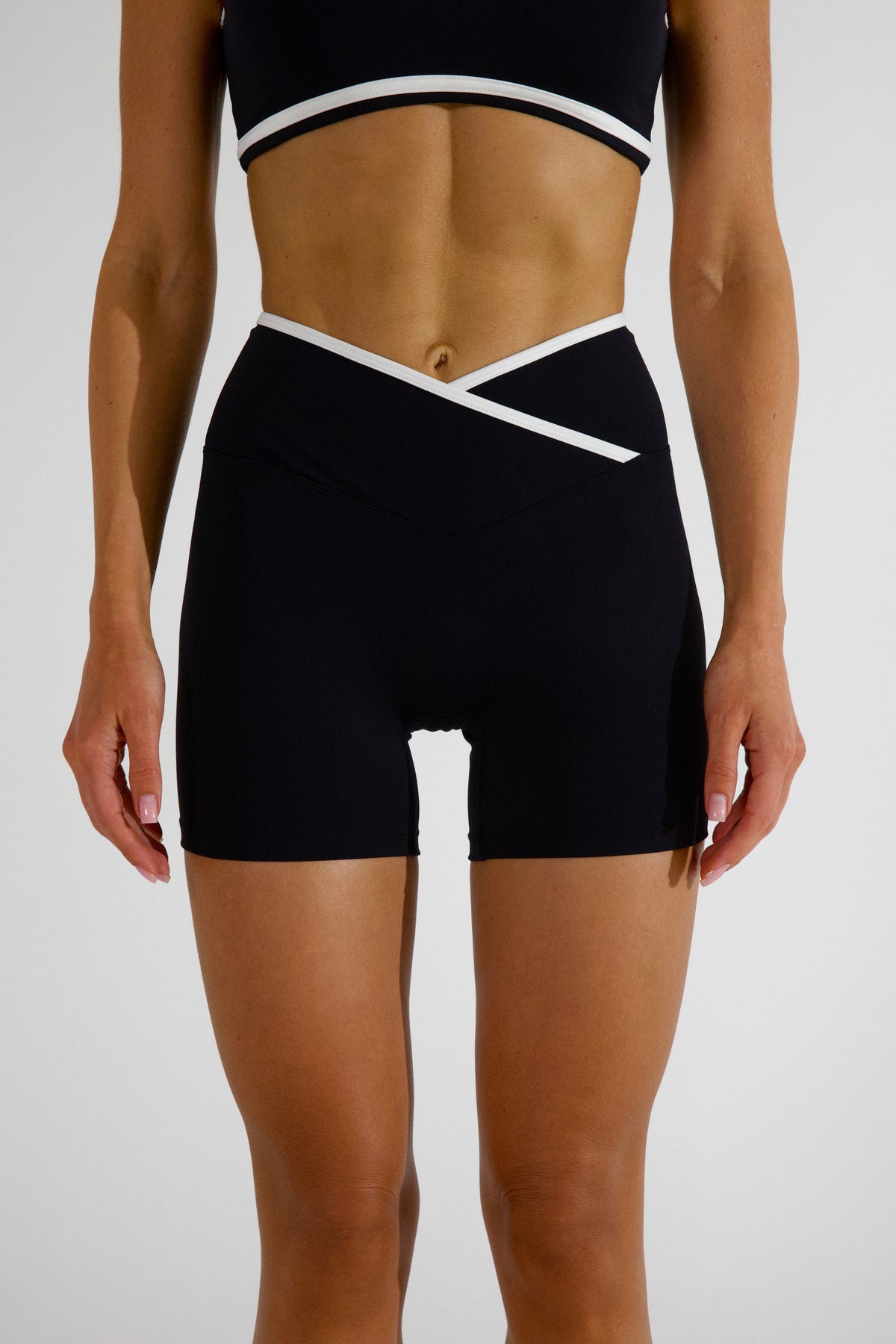 VIVIAN SHORTS - CAVIAR/WHITE TRIM