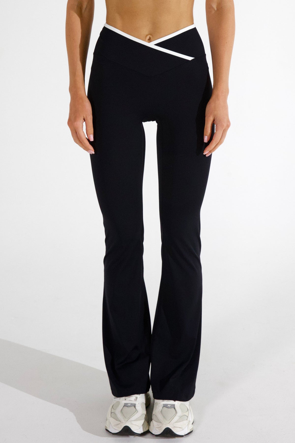 VIVIAN FLARED PANTS - CAVIAR/WHITE TRIM