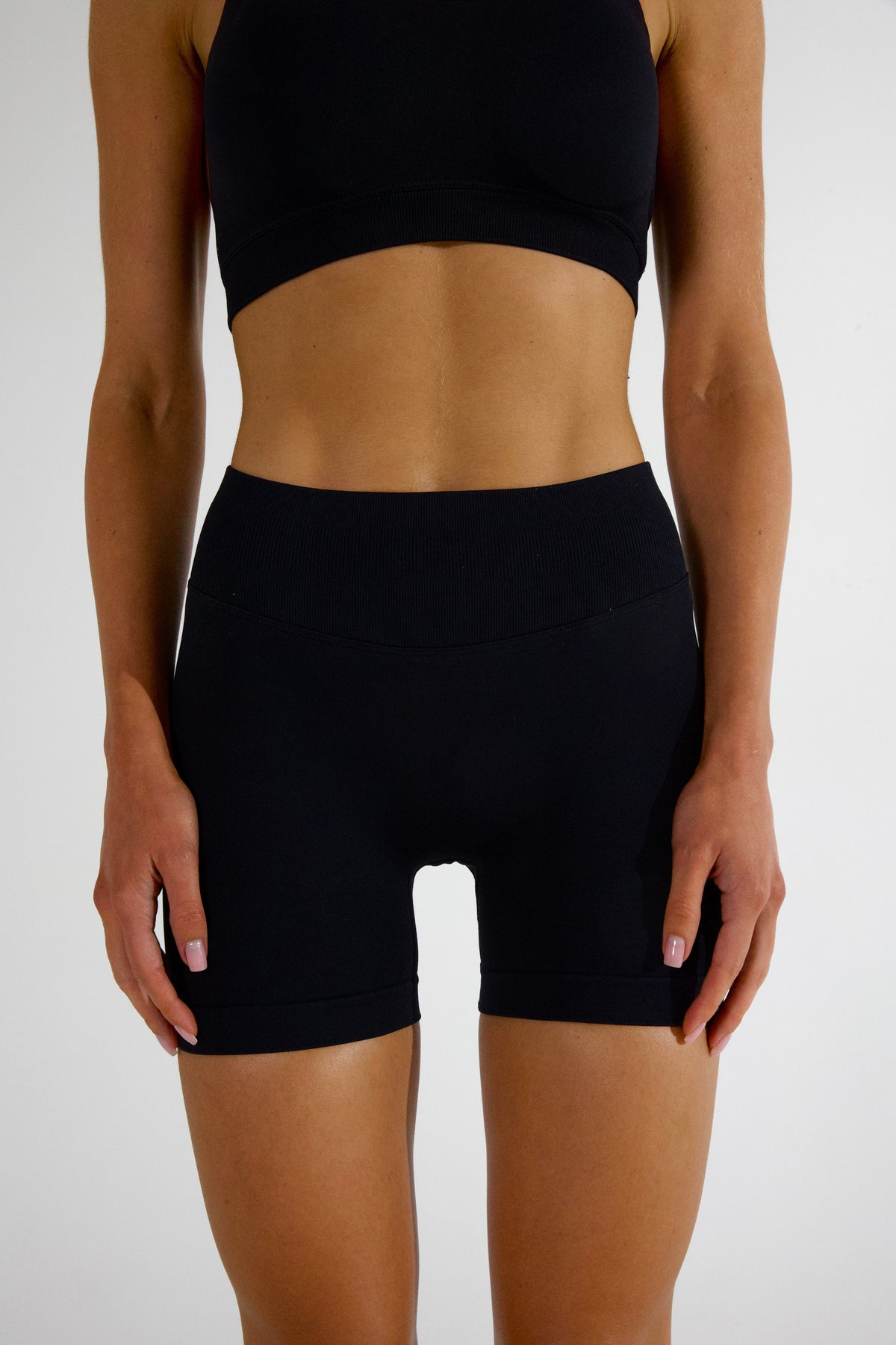AURA SHORTS - CAVIAR